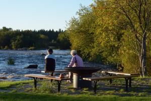 rannalla kaksi ihmistä