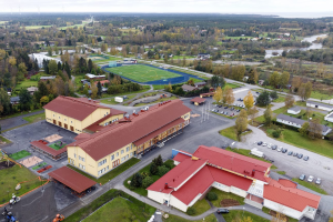 Ilmakuva koulu ja urheilukenttä