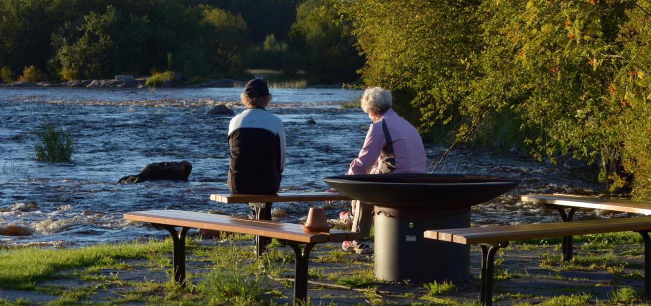 rannalla kaksi ihmistä