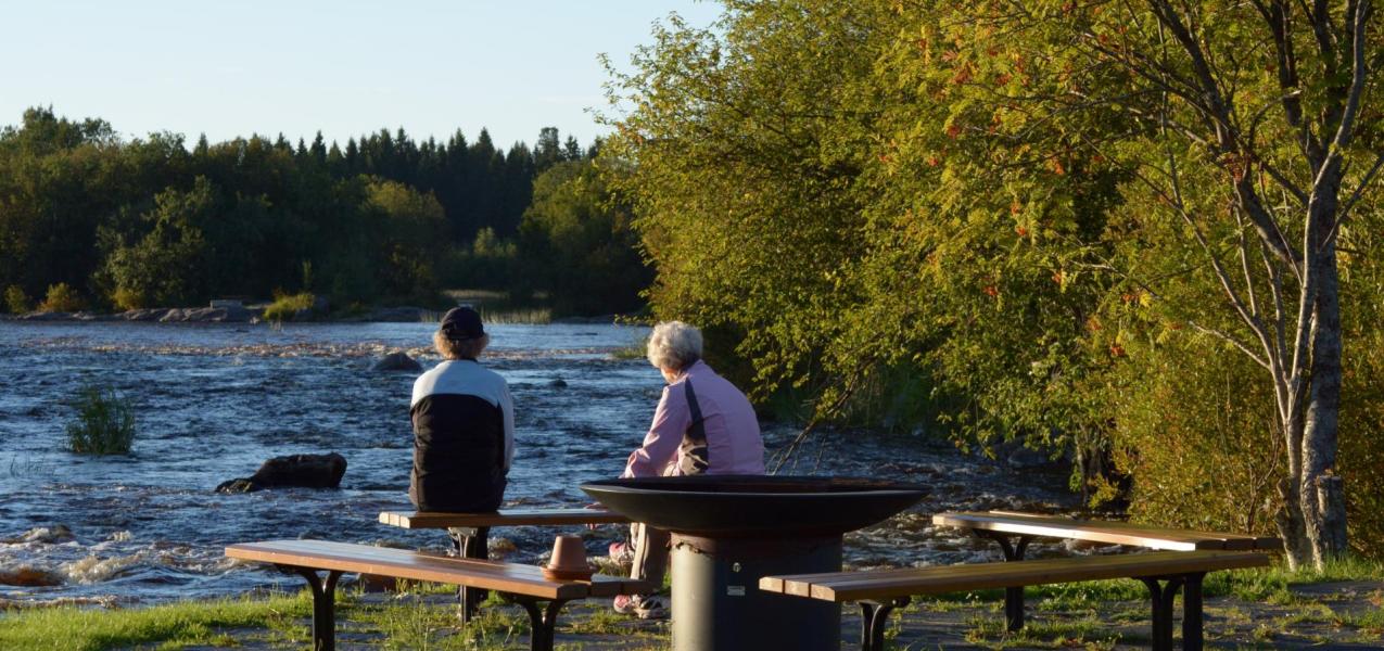 kaksi ihmistä penkillä