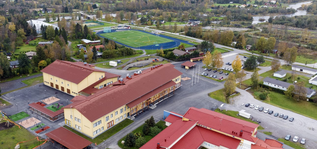 Ilmakuva koulu ja urheilukenttä