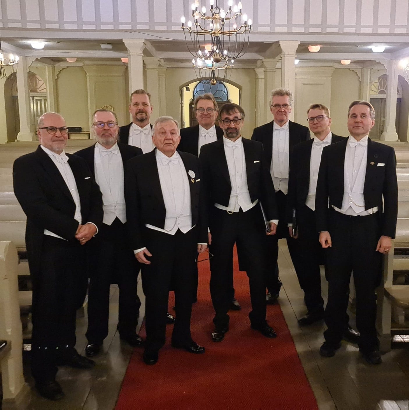 Kuvassa Pohjan Laulun jäseniä