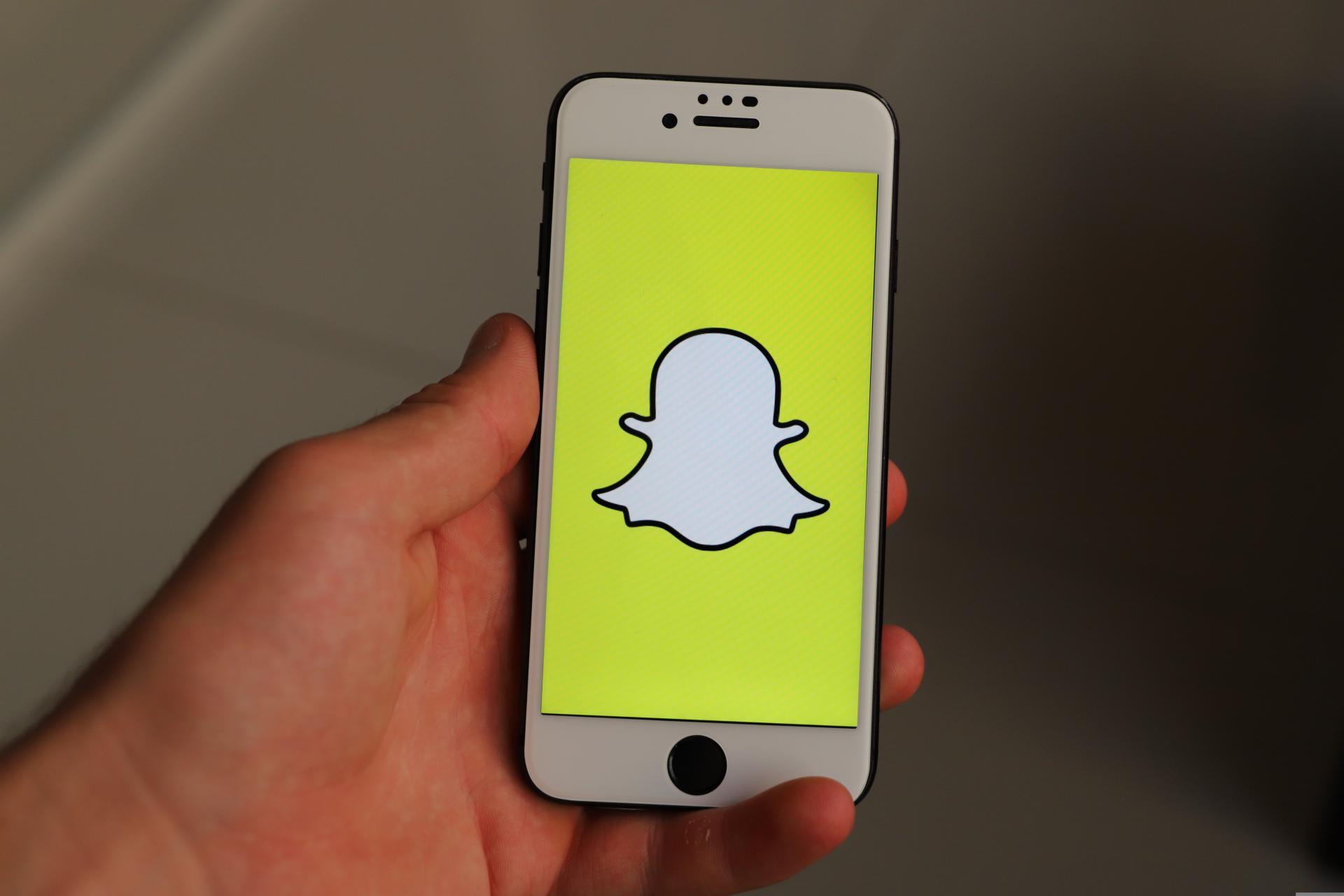Kuvassa puhelin, jossa Snapchat-logo
